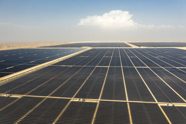 granja de paneles solares fotovoltaicos en un desierto. - ee fotografías e imágenes de stock