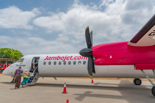 龐巴迪飛機在迪亞尼海灘,烏孔達機場 - flybe 個照片及圖片檔