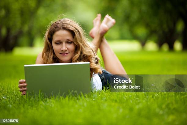 Junge Frau Mit Laptop Im Park Stockfoto und mehr Bilder von Alles hinter sich lassen - Alles hinter sich lassen, Braunes Haar, Computer