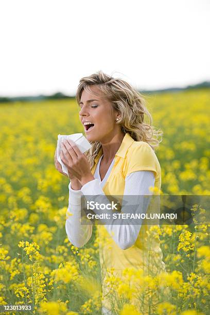 Photo libre de droit de Allergie Saison banque d'images et plus d'images libres de droit de Éternuer - Éternuer, Femmes, Une seule femme