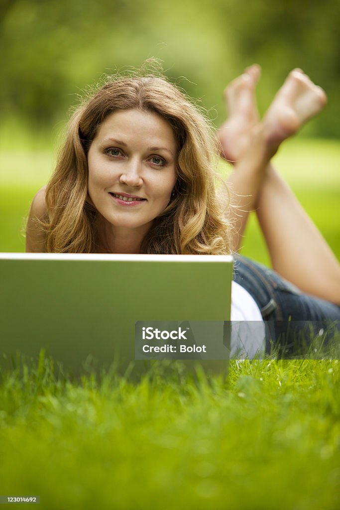 Junge Frau mit laptop im park - Lizenzfrei Alles hinter sich lassen Stock-Foto