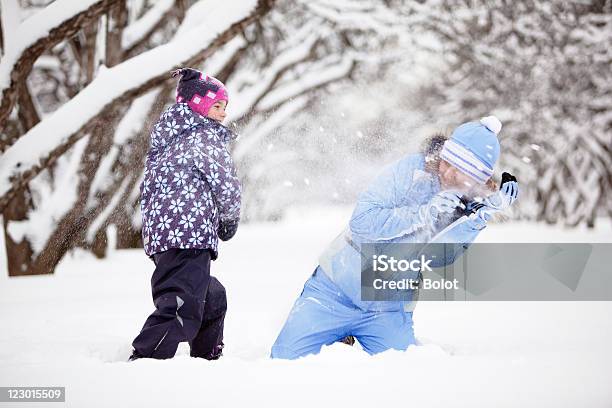 Photo libre de droit de Mère Et Fille Ayant La Bataille De Boules De Neige banque d'images et plus d'images libres de droit de 6-7 ans - 6-7 ans, Activité, Activité de loisirs