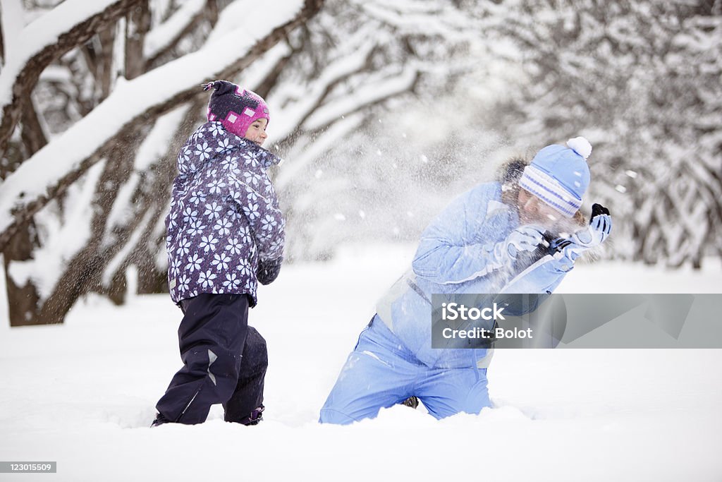 Matka i córka po Bitwa na śnieżki - Zbiór zdjęć royalty-free (6-7 lat)