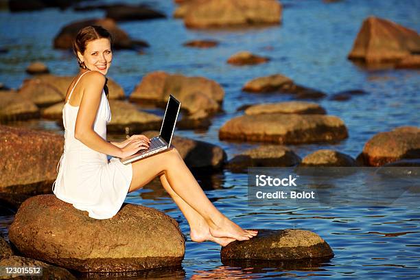 Foto de Mulher Sentada Na Praia E Usando O Laptop e mais fotos de stock de Adulto - Adulto, Alegria, Aprender