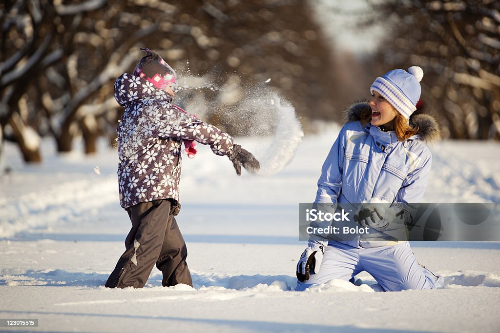 Mãe e filha ter luta de bolas de neve - Royalty-free 6-7 Anos Foto de stock