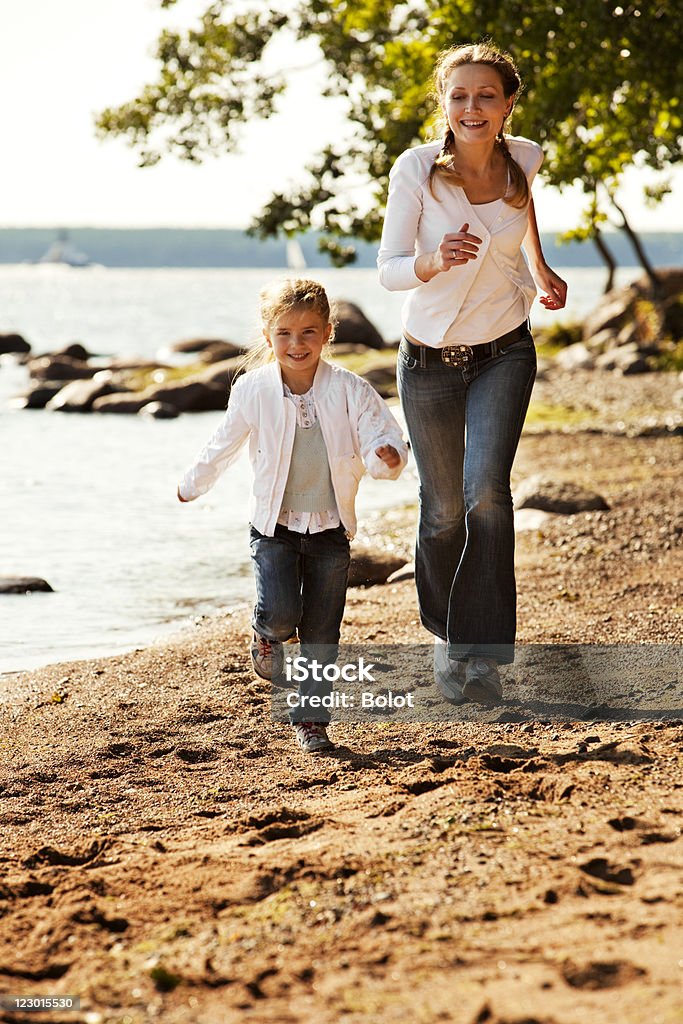 Mère et fille courir sur la plage - Photo de Activité de loisirs libre de droits