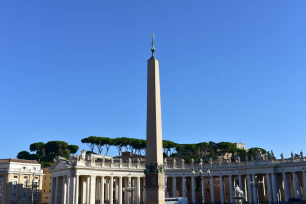 cidade do vaticano, vista da praça de são pedro com o obelisco egípcio e a colônia de bernini ao pôr do sol. roma, itália. - statue architecture st peters basilica vatican - fotografias e filmes do acervo