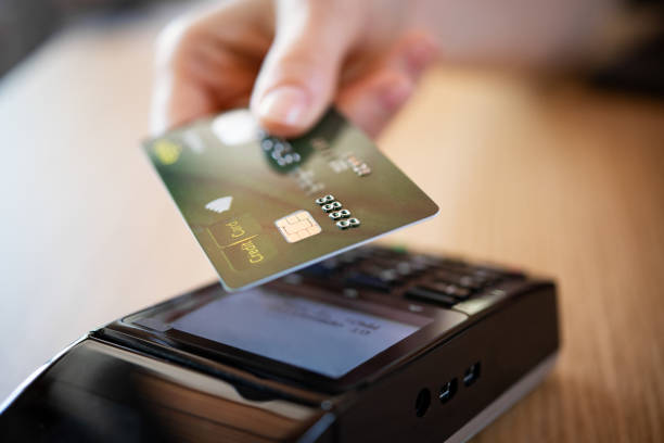 cierre del pago sin contacto con tarjeta de crédito - credit card reader fotografías e imágenes de stock