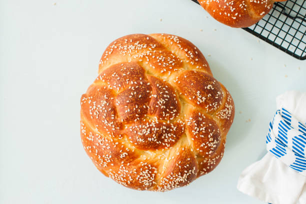 hausgemachte runde challah mit sesamsamen. traditionelles jüdisches gebäck. - hanukkah loaf of bread food bread stock-fotos und bilder