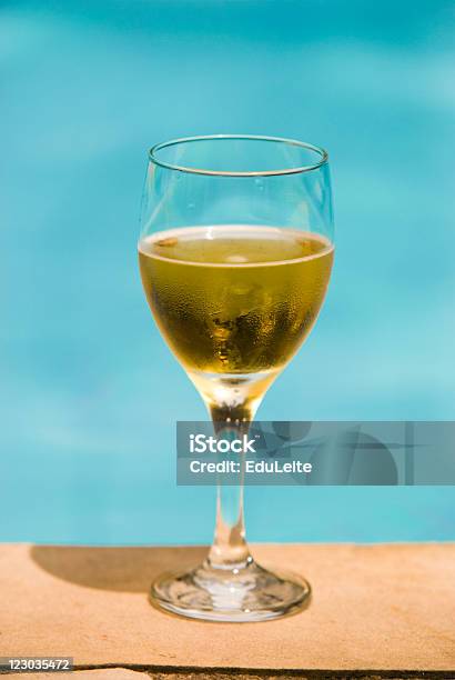 Cerveja Na Piscina - Fotografias de stock e mais imagens de Acampamento de Férias - Acampamento de Férias, Ao Ar Livre, Azul