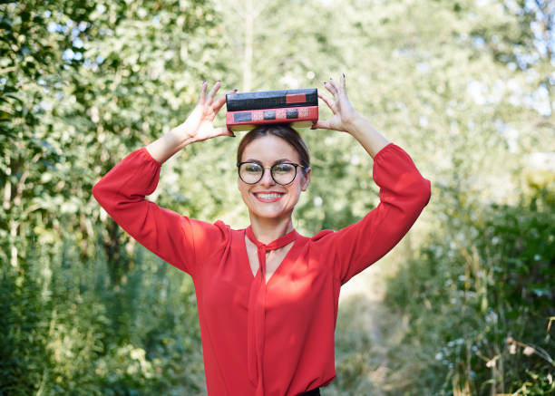 公園の学生 - balance book university glasses ストックフォトと画像