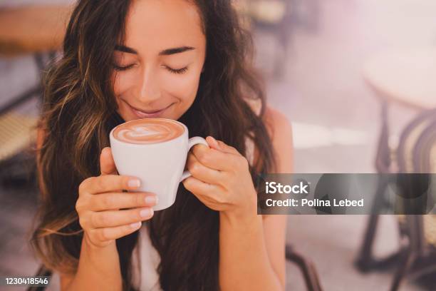 Junge Schöne Glückliche Frau Genießen Cappuccino In Einem Café Stockfoto und mehr Bilder von Kaffee - Getränk