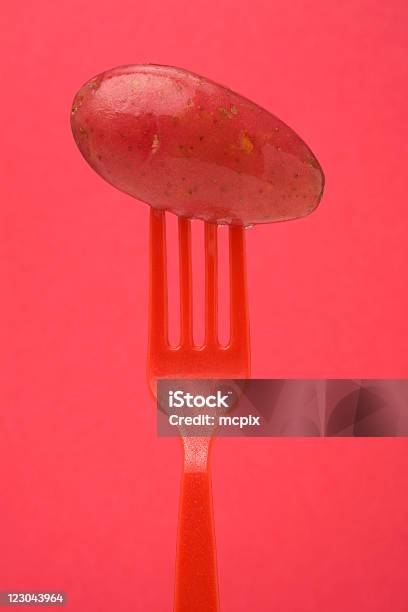 Rosso Patato Su Una Forcella In Plastica - Fotografie stock e altre immagini di Composizione verticale - Composizione verticale, Crudo, Forchetta