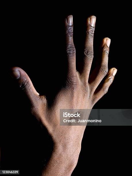 Mano De Hombre Afro Caribe Foto de stock y más banco de imágenes de Abierto - Abierto, Adulto, Afrodescendiente