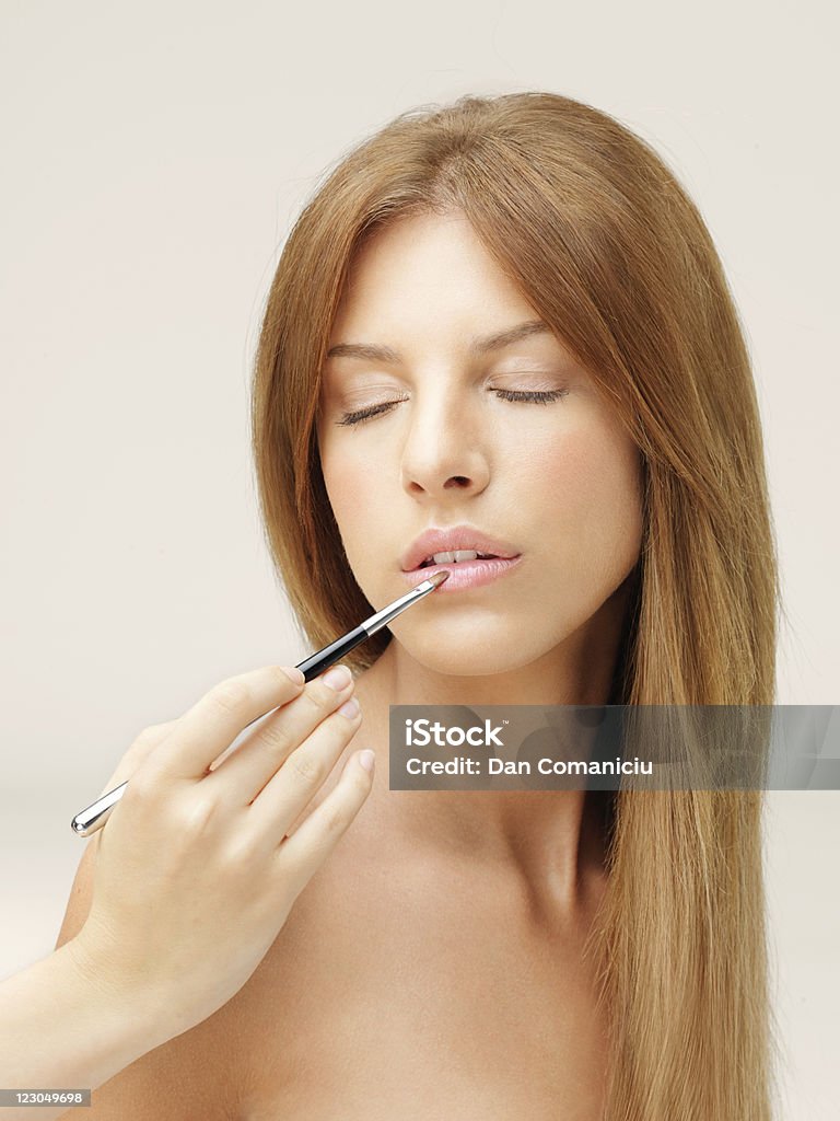 Schöne Frau benutzt Lippenstift mit brush - Lizenzfrei 20-24 Jahre Stock-Foto