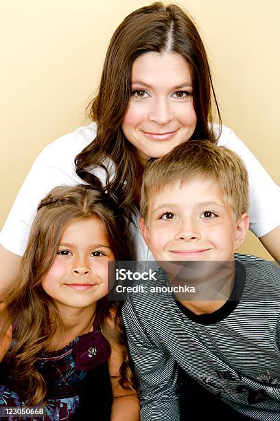 Glückliche Mutter Mit Sohn Und Tochter Stockfoto und mehr Bilder von 10-11 Jahre - 10-11 Jahre, 6-7 Jahre, Alleinerzieherin