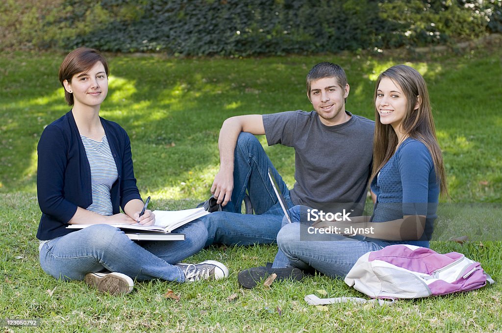 Três estudantes adolescentes estar e posam para a câmera - Foto de stock de 18-19 Anos royalty-free