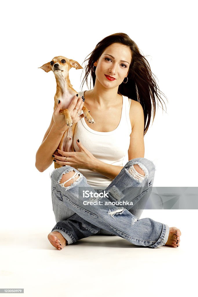 Bella giovane donna con il suo grazioso chihuahua - Foto stock royalty-free di Abbigliamento casual