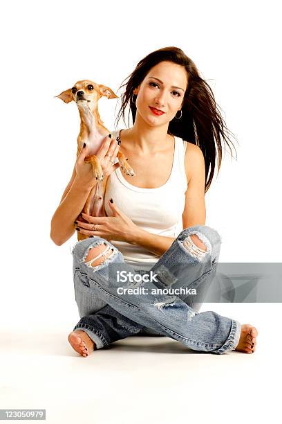 Bella Giovane Donna Con Il Suo Grazioso Chihuahua - Fotografie stock e altre immagini di Abbigliamento casual - Abbigliamento casual, Abbracciare una persona, Accudire