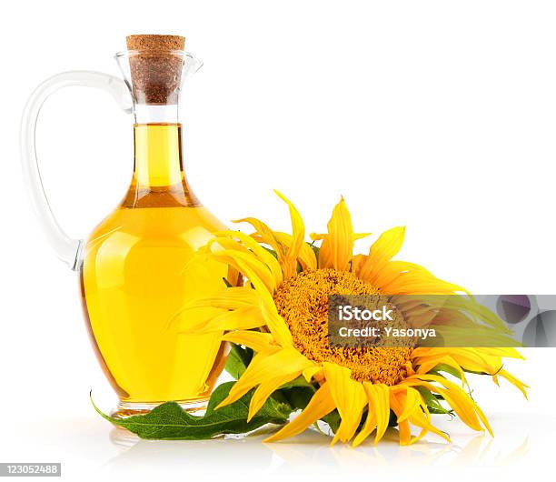 Aceite De Girasol Con Flor Foto de stock y más banco de imágenes de Alimento - Alimento, Amarillo - Color, Blanco - Color