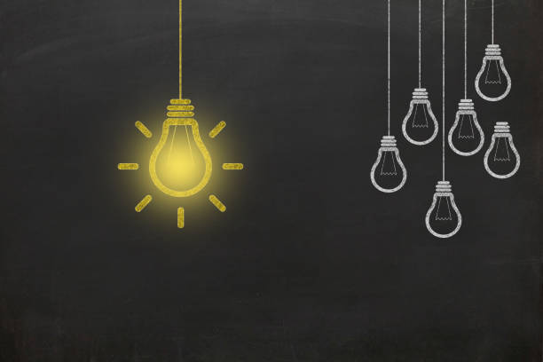 diferentes ideias criativas de liderança de lâmpadas brainstorming - blackboard brainstorming intellectual property invention - fotografias e filmes do acervo