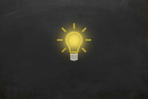 アイデアは創造的な電球を考える - invention brainstorming intellectual property blackboard ストックフォトと画像