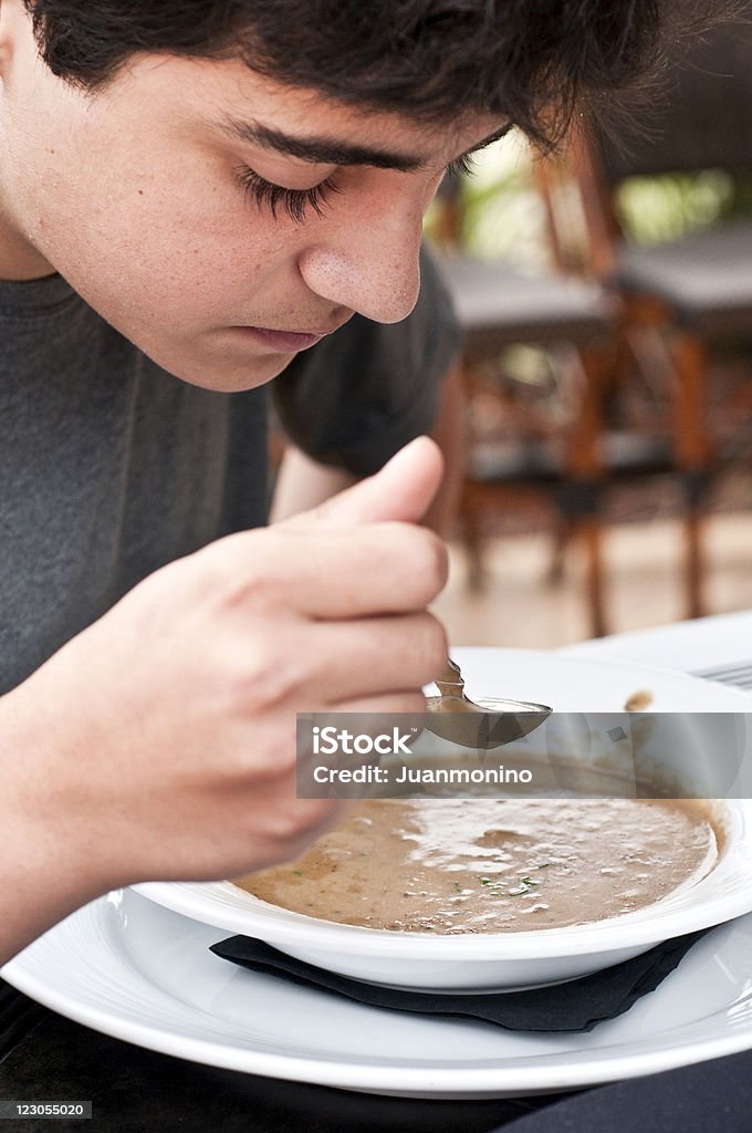 Garoto adolescente com sopa - Foto de stock de 16-17 Anos royalty-free