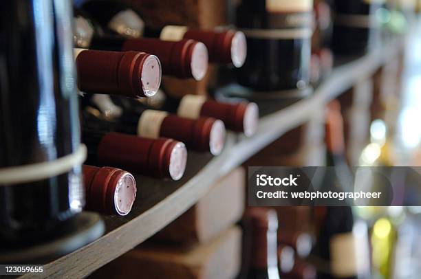 Perfekte Wine Rack Stockfoto und mehr Bilder von Unscharf gestellt - Unscharf gestellt, Weinflasche, Einige Gegenstände - Mittelgroße Ansammlung