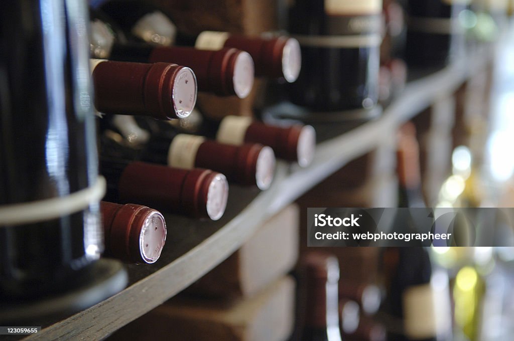 Vinho perfeito rack - Foto de stock de Desfocado - Foco royalty-free