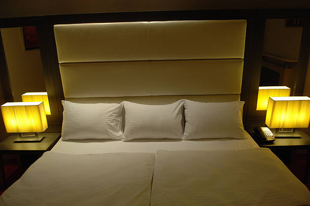 cama de casal pronto para uma boa noite de sono - 7585 imagens e fotografias de stock
