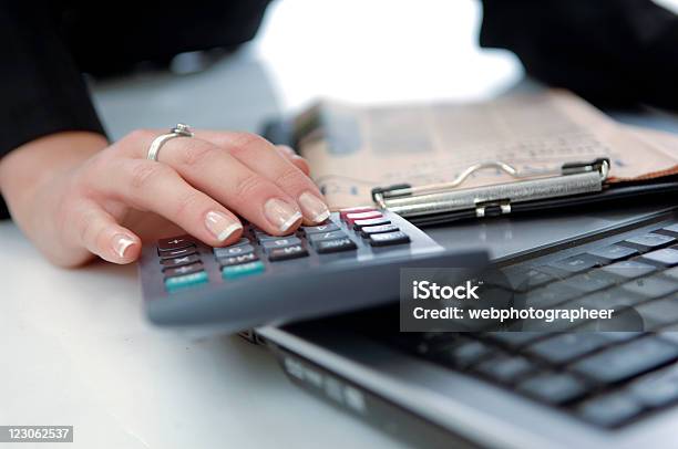 Geschäftsfrau Zeigt Stockfoto und mehr Bilder von Bedienungsknopf - Bedienungsknopf, Berühren, Bildkomposition und Technik