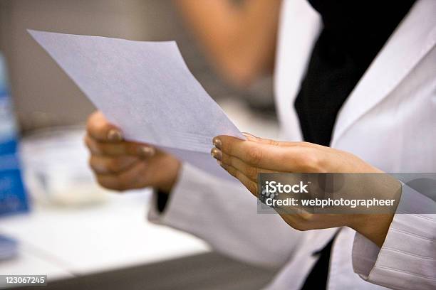 A Leitura - Fotografias de stock e mais imagens de Formulário - Documento - Formulário - Documento, Rotina, Administrador