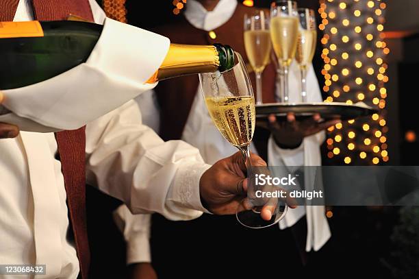 Champagnerzeremonie Stockfoto und mehr Bilder von Schaumwein - Schaumwein, Butler, Eingießen