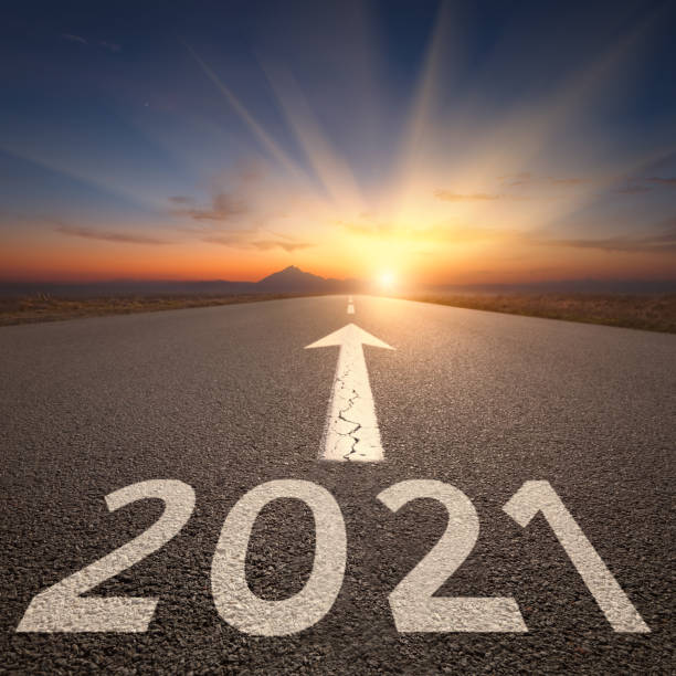 2021 año nuevo en la hermosa carretera vacía al amanecer - year fotografías e imágenes de stock
