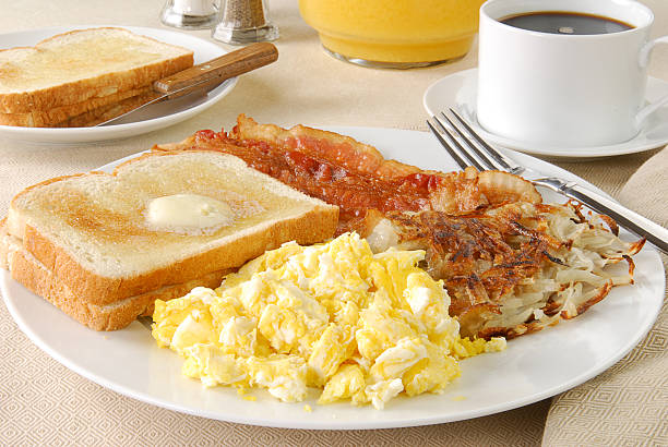 tocino y huevos desayuno - patata picada y frita fotografías e imágenes de stock