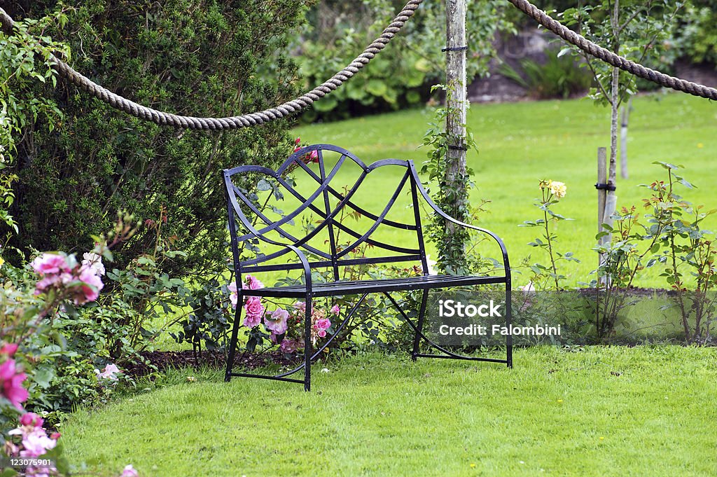 Einzelne Metall Tisch im Garten - Lizenzfrei Baumblüte Stock-Foto