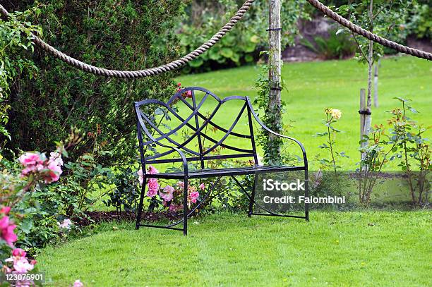 Einzelne Metall Tisch Im Garten Stockfoto und mehr Bilder von Baumblüte - Baumblüte, Blume, Blüte