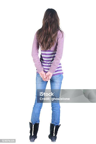 Hermosa Mujer Joven Mirando En Pared Vista Posterior Foto de stock y más banco de imágenes de Adulto