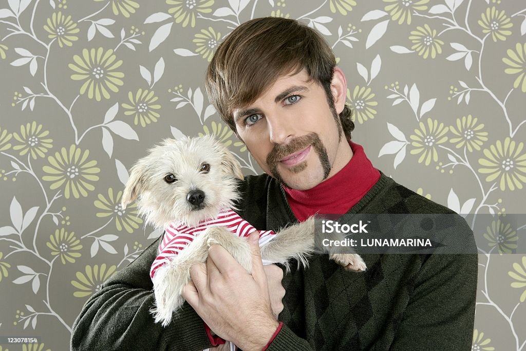 Tecnología. retro hombre sostiene perro estúpida de papel tapiz - Foto de stock de Comerciante libre de derechos