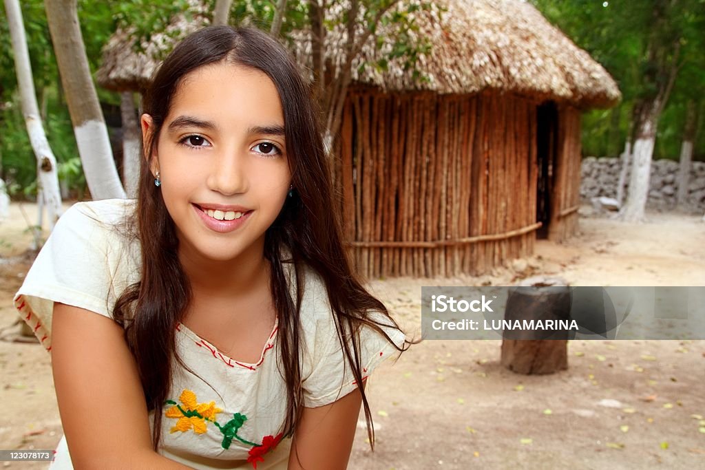 Mexican indian majskiej dżungli Ameryki Łacińskiej Dziewczyna na pokładzie Dom - Zbiór zdjęć royalty-free (Indianin)