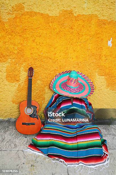 멕시코 일반적인 회전식 남자 솜브레로 모자 기타 세라피 멕시코에 대한 스톡 사진 및 기타 이미지 - 멕시코, 낮잠, 멕시코 문화