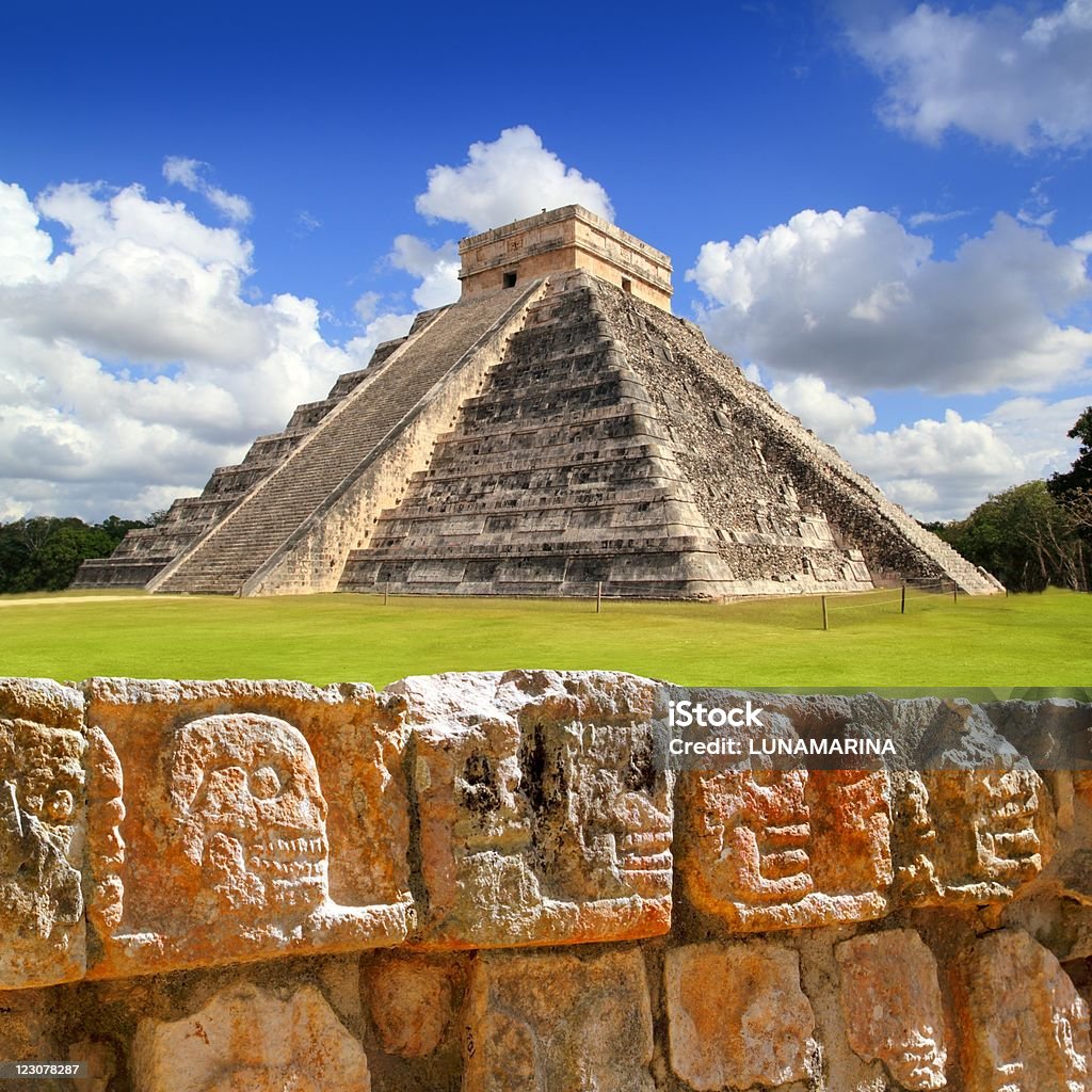 Chichen Itza Tzompantli a Wall of Skulls - Foto de stock de Chichén Itzá royalty-free