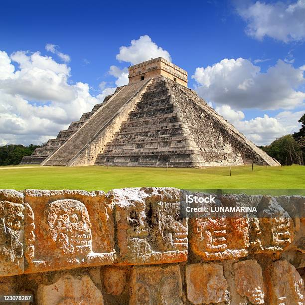 Foto de Chichen Itza Tzompantli A Wall Of Skulls e mais fotos de stock de Chichén Itzá - Chichén Itzá, México, Maya