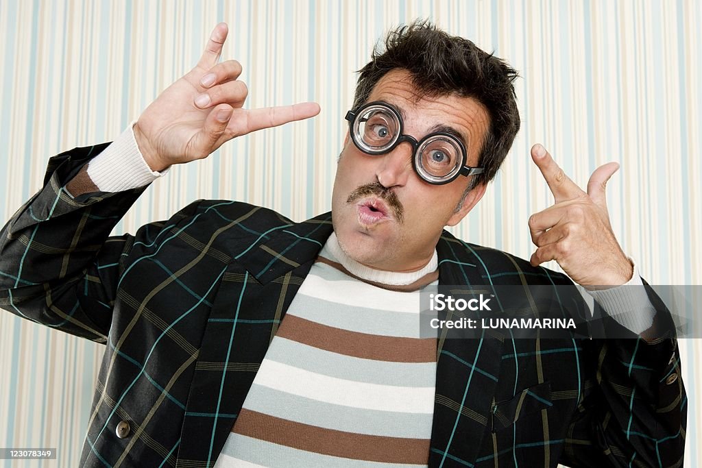 nerd silly crazy myopic okulary człowiek Śmieszne gest - Zbiór zdjęć royalty-free (1960-1969)