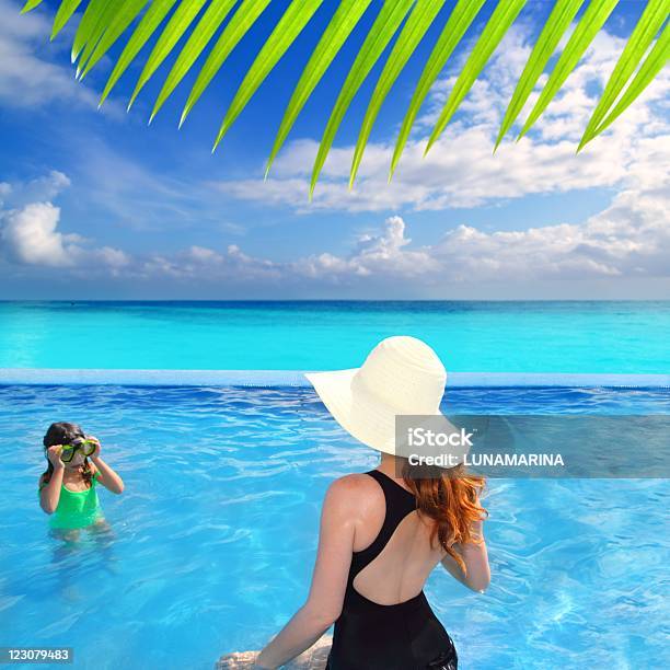 Azul Piscina Vista Caribeña Madre Hija Foto de stock y más banco de imágenes de Cancún - Cancún, Adulto, Aire libre