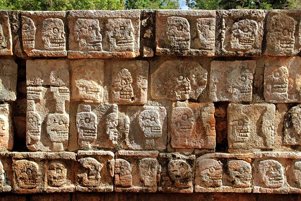 chichen itza tzompantli parete di capo maya, messico - tzompantli foto e immagini stock