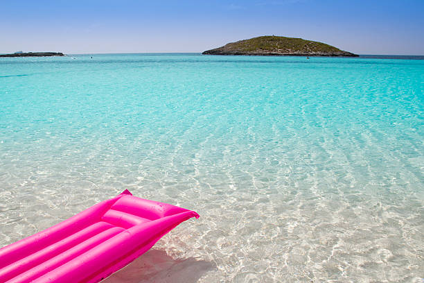 praia tropical, mar de-rosa flutuante lounge formentera - illetes - fotografias e filmes do acervo