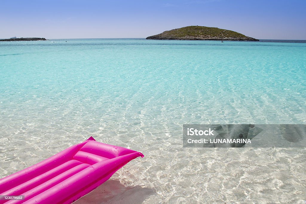 Пляж, плавучая-розовый тропическом море Formentera - Стоковые фото Остров Форментера роялти-фри