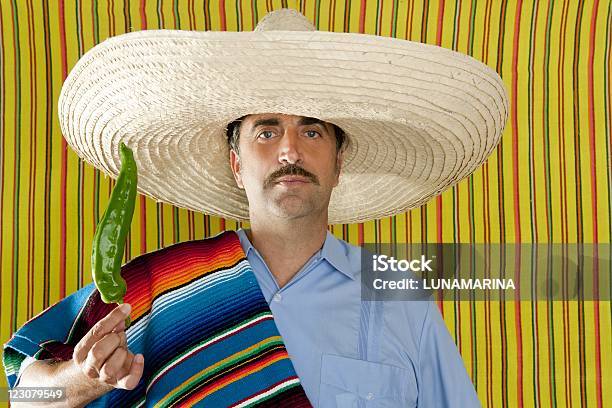 Foto de Pimenta Quente Com Chili Homem Típico Poncho Poncho Mexicano e mais fotos de stock de Homens