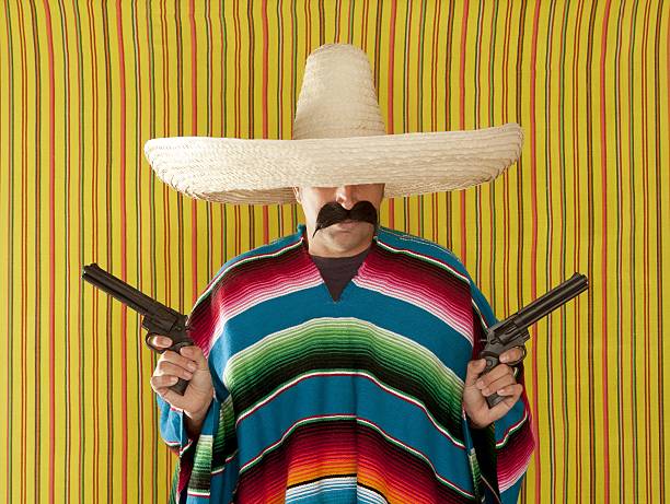 bandit revolver baffo criminale armato sombrero messicano - poncho foto e immagini stock